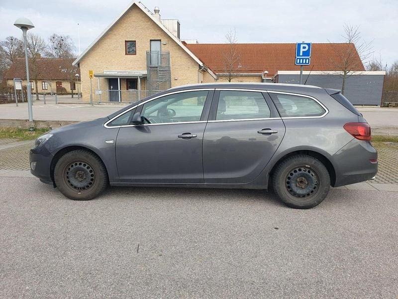 Grå Begagnad 2011 Opel Astra Enjoy Kombi | 18 000 kr (Dyr) - Bild 1/4
