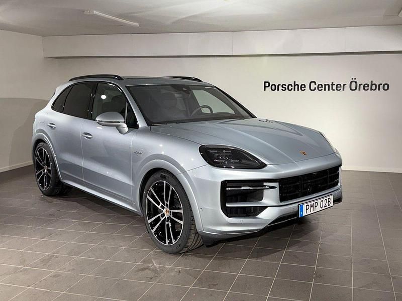 Silver Begagnad 2024 Porsche Cayenne SUV | 1 279 000 kr (Marknadspris) - Bild 1/4