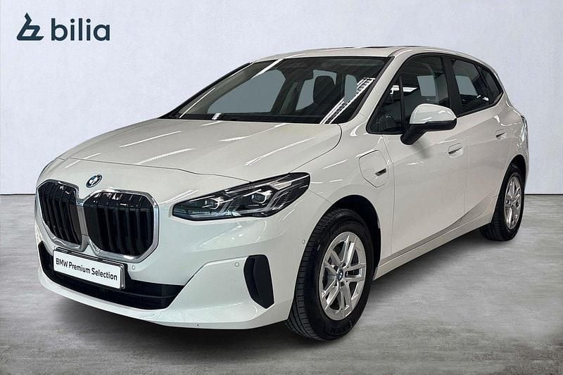Vit (alpinvit ) Begagnad 2022 BMW 225 Active Tourer Minibuss | 339 900 kr (Marknadspris) - Bild 1/4