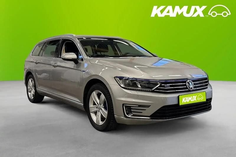 Silver/grå Begagnad 2017 VW Passat GTE Kombi | 179 800 kr (Bra pris) - Bild 1/4