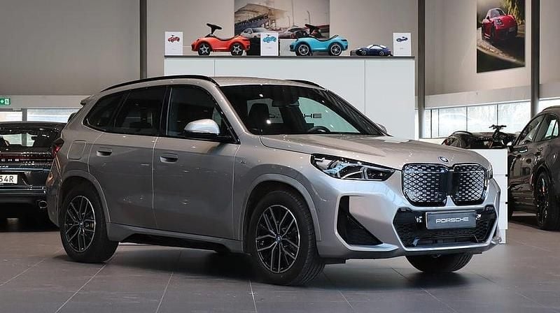 Grå Begagnad 2024 BMW iX1 M Sport SUV | 449 000 kr (Bra pris) - Bild 1/4
