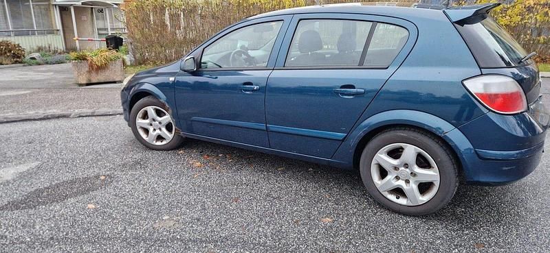 Blå Begagnad 2007 Opel Astra Halvkombi | 31 999 kr (Marknadspris) - Bild 1/4