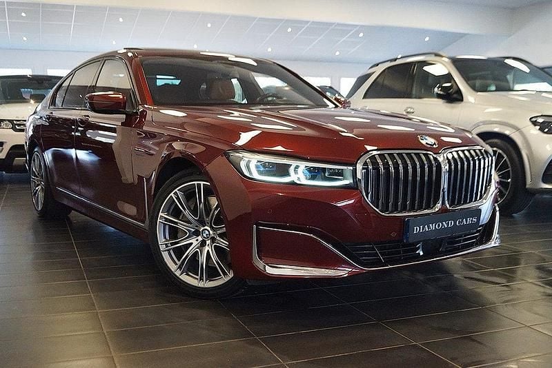 Mörkröd Begagnad 2021 BMW 745e Comfort Edition Sedan | 589 900 kr - Bild 1/4
