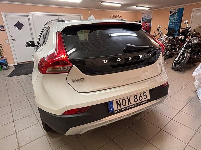 Begagnad Volvo V40 Momentum 114 HK (83 kW) 2014 Vit Halvkombi
