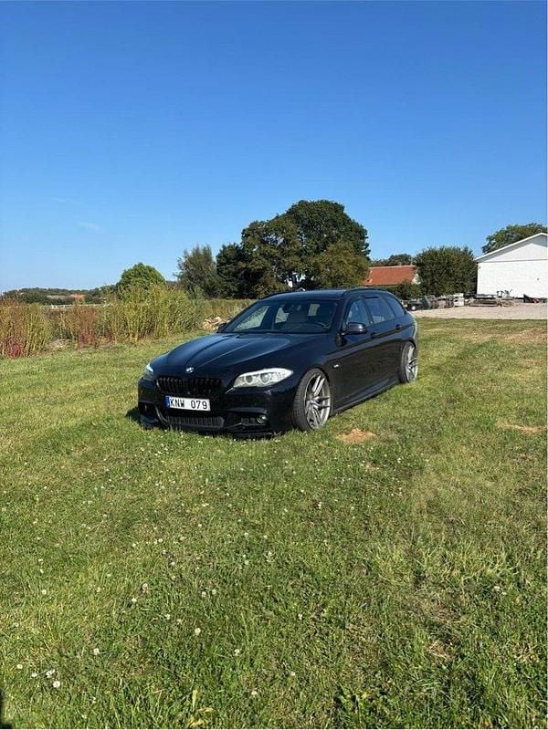Svart Begagnad 2011 BMW 530 M Sport Kombi | 150 000 kr (Marknadspris) - Bild 1/4