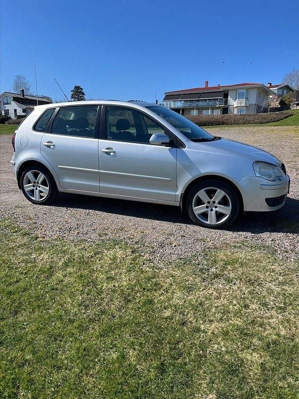 Silver Begagnad 2009 VW Polo Comfortline Halvkombi | 42 000 kr (Bra pris) - Bild 1/4