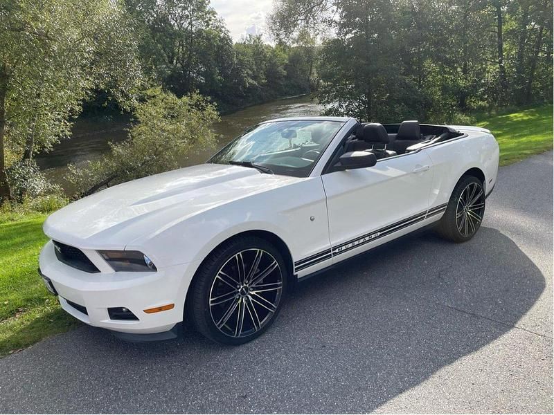 Vit Begagnad 2011 Ford Mustang Convertible Cab | 187 000 kr (Marknadspris) - Bild 1/4