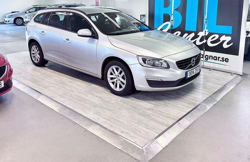 Silver Begagnad 2016 Volvo V60 Business Edition Kombi | 129 000 kr (Marknadspris) - Bild 1/4