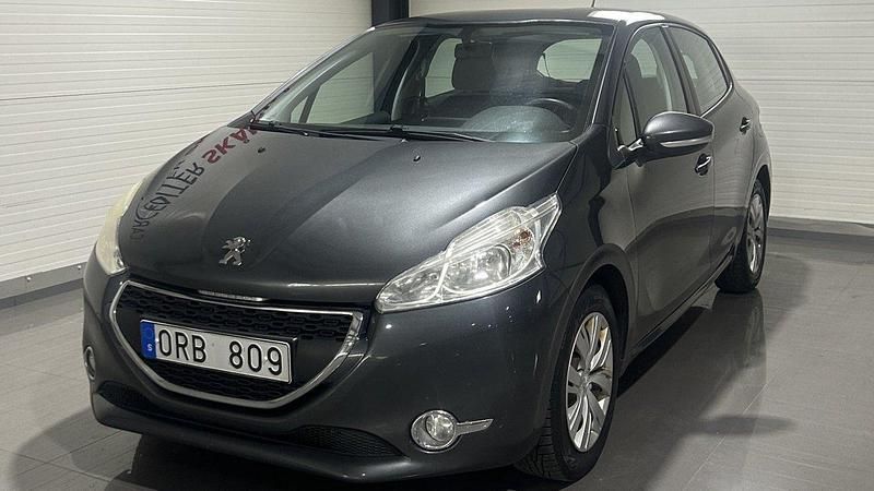 Mörkgrå Begagnad 2013 Peugeot 208 Halvkombi | 54 900 kr (Marknadspris) - Bild 1/4