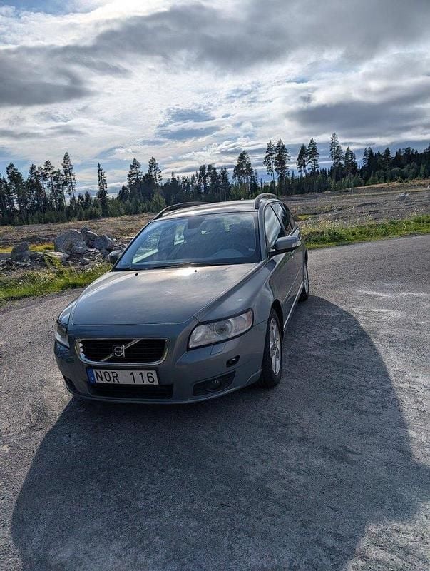 Blå Begagnad 2008 Volvo V50 Momentum Kombi | 35 000 kr (Marknadspris) - Bild 1/4
