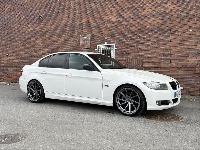 Vit Begagnad 2010 BMW 325 Comfort Edition Sedan | 95 000 kr (Marknadspris) - Bild 1/4