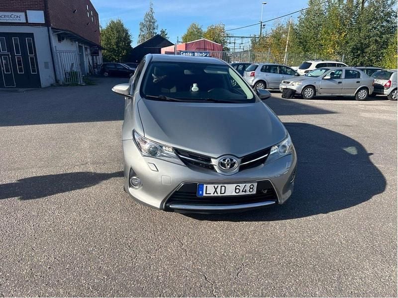 Grå Begagnad 2013 Toyota Auris Active Halvkombi | 85 000 kr (Bra pris) - Bild 1/4