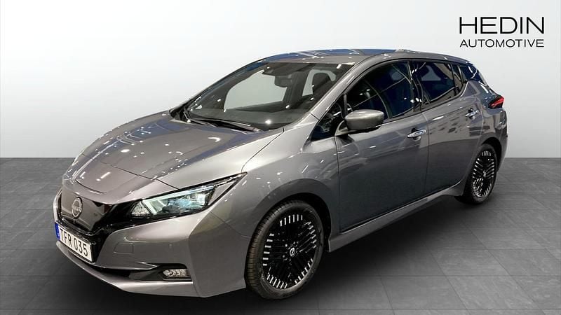 Svart Begagnad 2023 Nissan Leaf N-Connecta Halvkombi | 194 900 kr (Marknadspris) - Bild 1/4