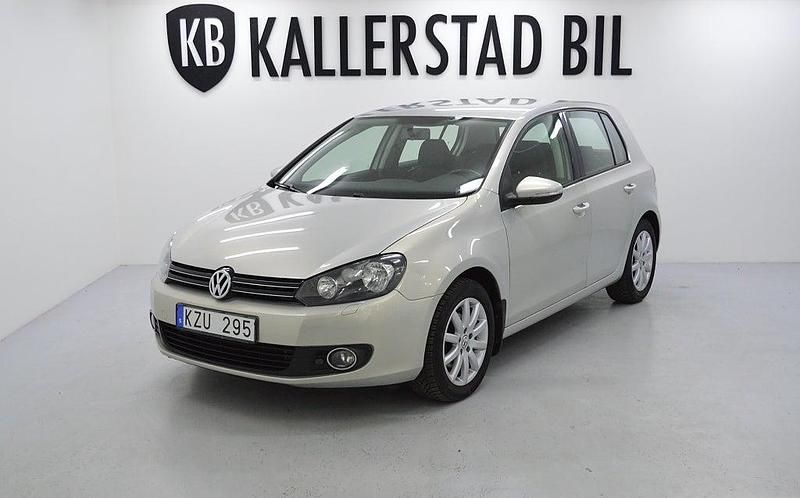 Ljusbrun Begagnad 2010 VW Golf VI Halvkombi | 69 900 kr (Marknadspris) - Bild 1/4