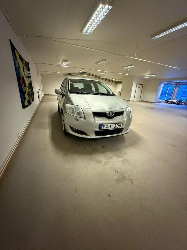 Begagnad Toyota Auris 124 HK (91 kW) 2007 Silver Halvkombi