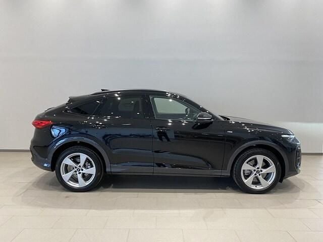 Mytsvart metallic Ny 2025 Audi Q5 Sportback SUV | 631 900 kr (Marknadspris) - Bild 1/4