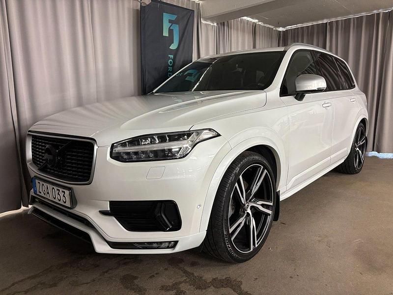 Vit Begagnad 2019 Volvo XC90 R-Design SUV | 429 900 kr (Marknadspris) - Bild 1/4