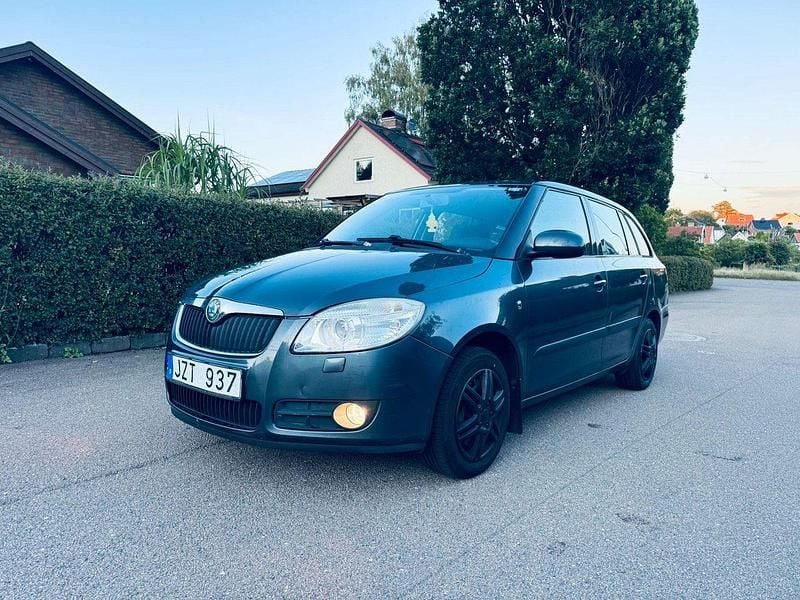 Grå Begagnad 2010 Skoda Fabia Kombi | 29 900 kr (Bra pris) - Bild 1/4