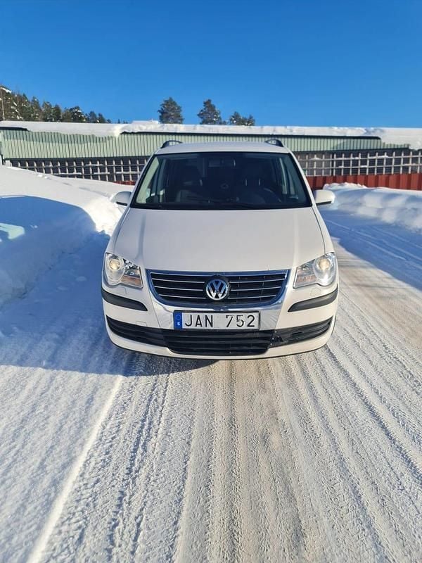 Begagnad VW Touran 105 HK (77 kW) 2009 Minibuss