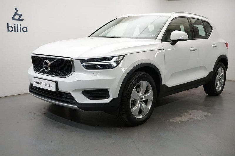 Vit Begagnad 2022 Volvo XC40 Momentum SUV | 309 900 kr (Marknadspris) - Bild 1/3