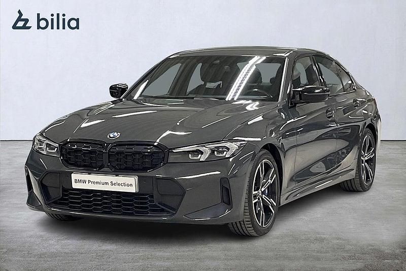 Grå Begagnad 2023 BMW M340 M Sport Sedan | 599 900 kr (Marknadspris) - Bild 1/4