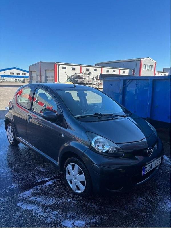 Grå Begagnad 2009 Toyota Aygo Halvkombi | 29 000 kr (Marknadspris) - Bild 1/4