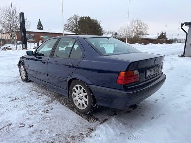 Begagnad BMW 328 Comfort Edition 193 HK (141 kW) 1997 Mörkblå Sedan