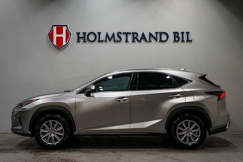 Ljusgrå Begagnad 2020 Lexus NX300h Business Edition SUV | 294 900 kr (Marknadspris) - Bild 1/4