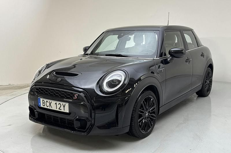 Svart Begagnad 2024 Mini Cooper Halvkombi | 270 000 kr - Bild 1/4