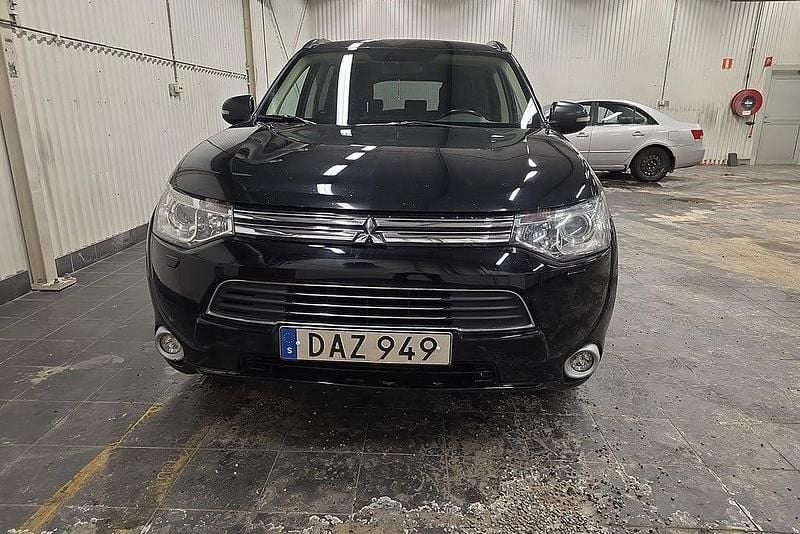 Begagnad Mitsubishi Outlander P-HEV 121 HK (88 kW) 2014 Svart SUV