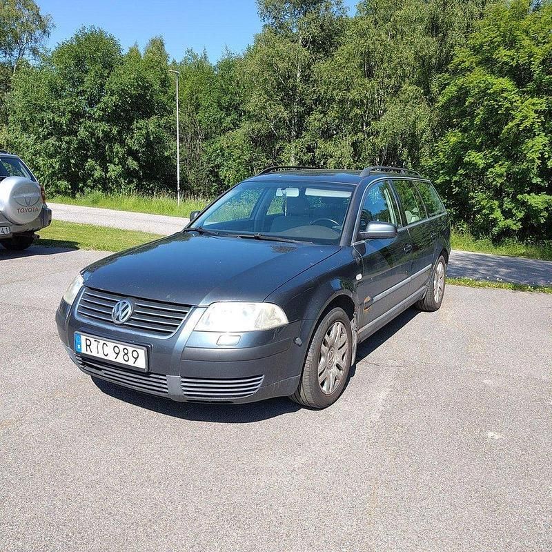 Grå Begagnad 2003 VW Passat Trendline Kombi | 11 000 kr (Marknadspris) - Bild 1/4