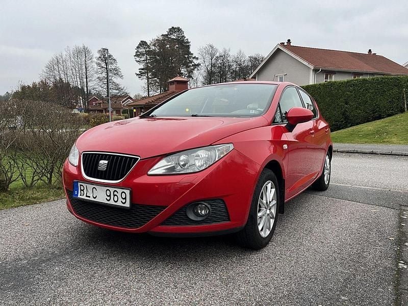 Röd Begagnad 2011 Seat Ibiza Style Halvkombi | 39 000 kr (Marknadspris) - Bild 1/4