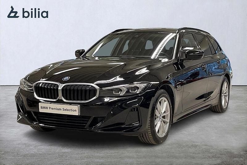 Begagnad BMW 330e Sport Line 184 HK (135 kW) 2023 Svart Kombi