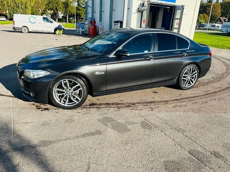 Grå Begagnad 2016 BMW 520 | 148 000 kr (Superpris) - Bild 1/4