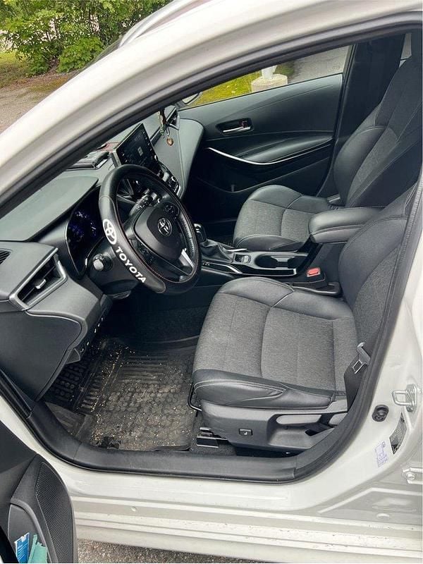 Vit Begagnad 2021 Toyota Corolla Style Kombi | 245 000 kr (Marknadspris) - Bild 1/4