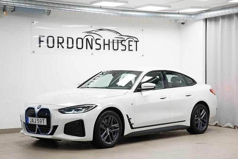 Vit Begagnad 2023 BMW i4 M Sport Sedan | 429 000 kr (Marknadspris) - Bild 1/4