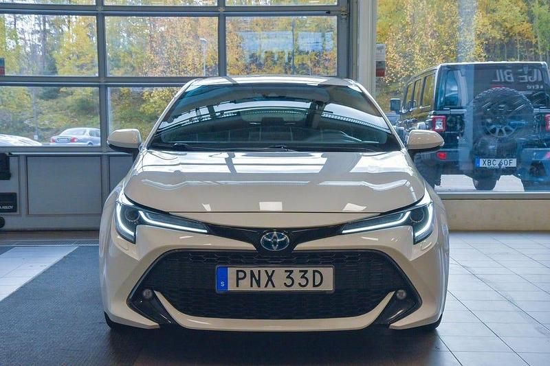 Begagnad Toyota Corolla Hybrid Style 122 HK (89 kW) 2019 Vit Halvkombi