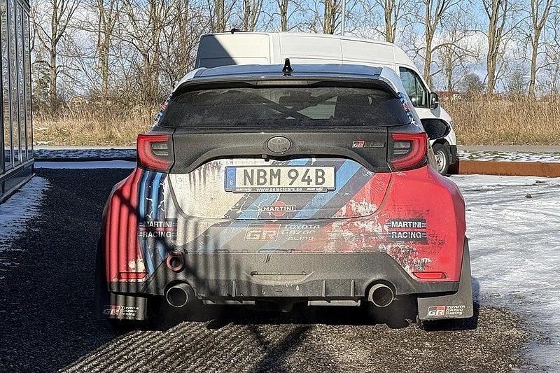 Begagnad Toyota Yaris 261 HK (191 kW) 2020 Svart Halvkombi