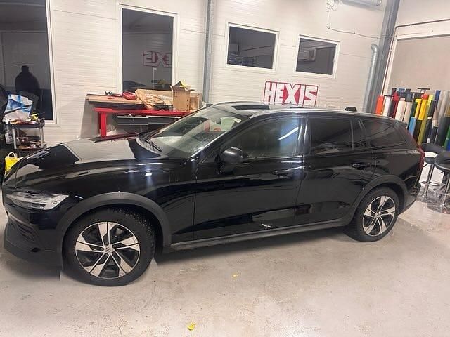 Begagnad Volvo V60 CC 197 HK (144 kW) 2023 Svart färg Kombi