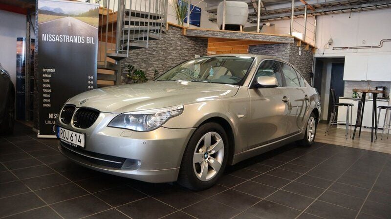 Ljusbrun Begagnad 2008 BMW 523 Sedan | 54 900 kr (Marknadspris) - Bild 1/4