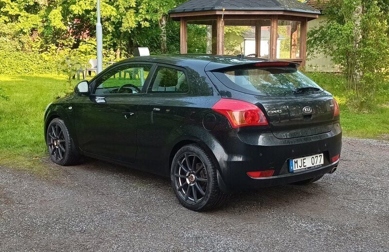 Svart Begagnad 2008 Kia Ceed Sport Halvkombi | 24 000 kr - Bild 1/4