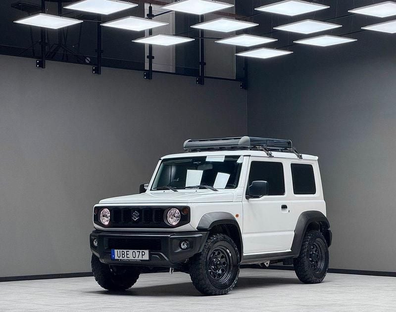 Vit Begagnad 2022 Suzuki Jimny SUV | 299 900 kr (Marknadspris) - Bild 1/3
