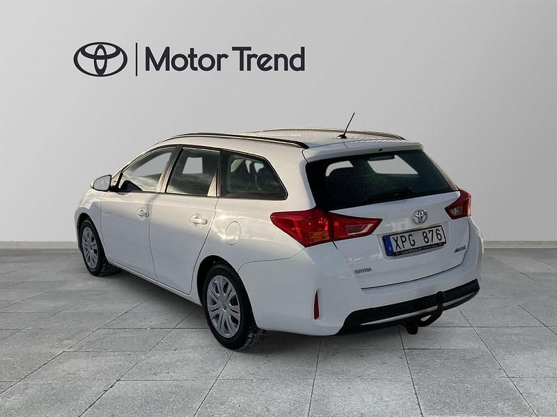 Begagnad Toyota Auris Touring Sports 133 HK (97 kW) 2013 Vit Kombi