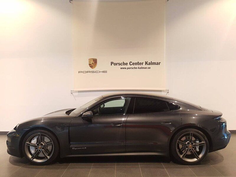 Röd (volcano grey met) Begagnad 2023 Porsche Taycan 4S Sedan | 1 399 000 kr - Bild 1/4