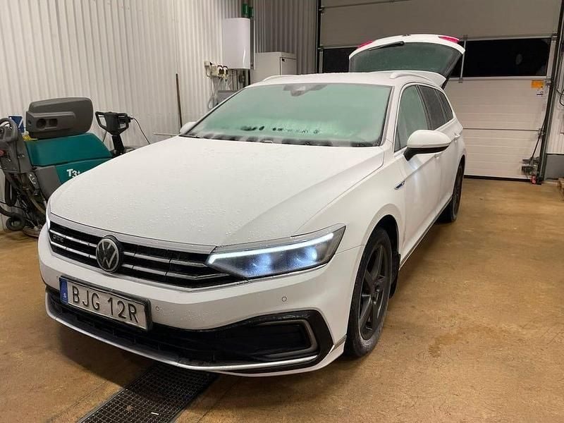 Vit Begagnad 2023 VW Passat Executive Kombi | 285 000 kr - Bild 1/2