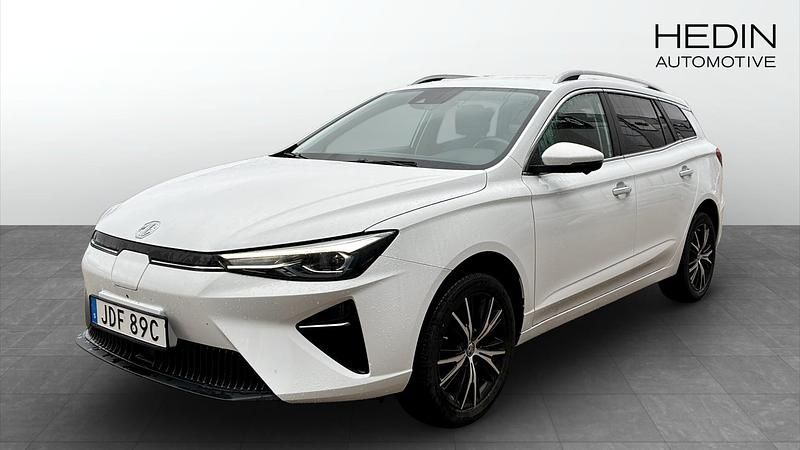 Vit (white) Begagnad 2022 MG MG5 EV Kombi | 204 900 kr (Marknadspris) - Bild 1/4