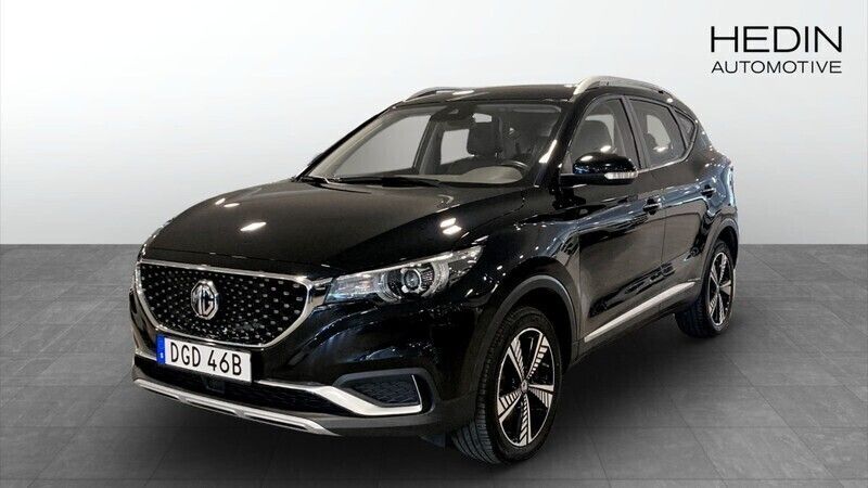 Svart (black) Begagnad 2021 MG ZS Luxury Sedan | 149 900 kr - Bild 1/4