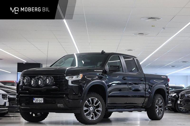 Svart Begagnad 2023 Chevrolet Silverado Van | 939 900 kr - Bild 1/3