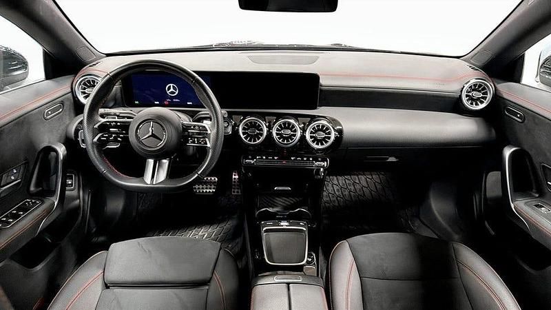 Begagnad Mercedes CLA250 Shooting Brake AMG 218 HK (160 kW) 2024 Svart Kombi
