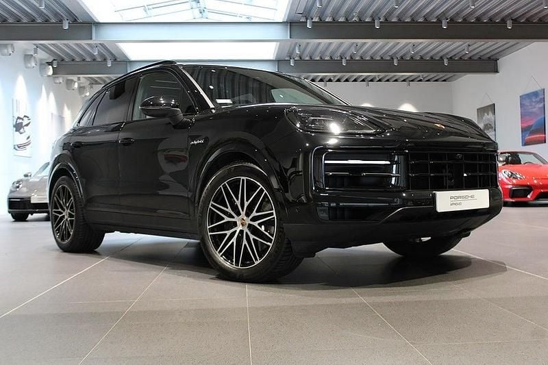 Svart (chromite black metallic) Begagnad 2024 Porsche Cayenne SUV | 1 195 000 kr (Marknadspris) - Bild 1/4